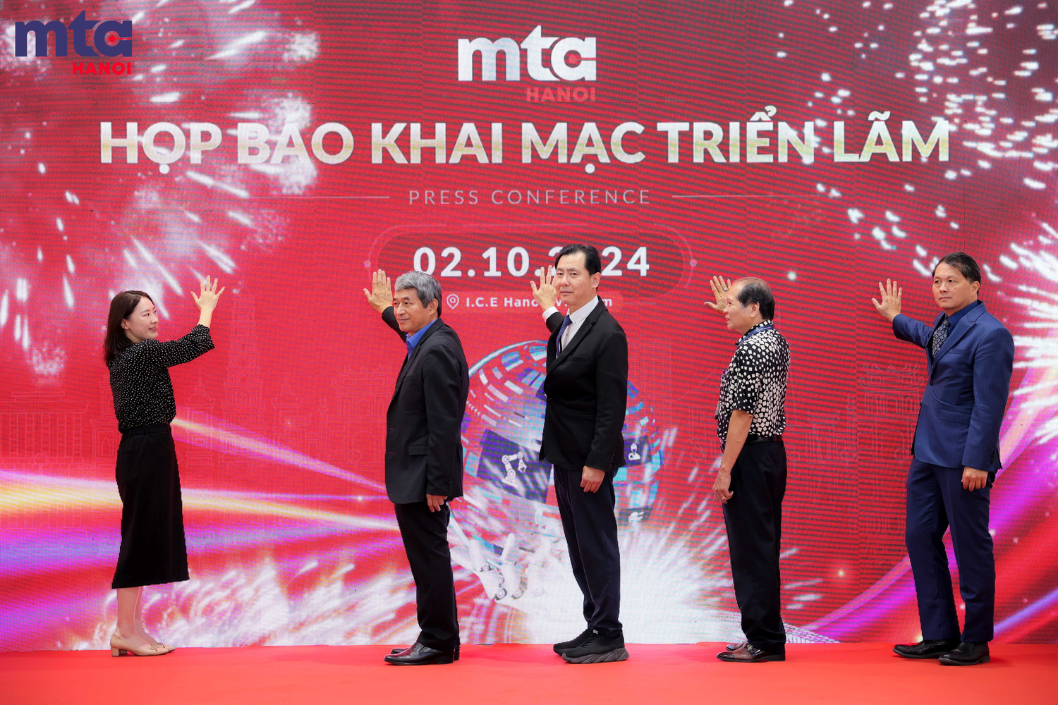 Các đại biểu thực hiện nghi thức khai mạc triển lãm quốc tế về cơ khí chính xác và sản xuất chế tạo. Các đại biểu thực hiện nghi thức khai mạc triển lãm quốc tế về cơ khí chính xác và sản xuất chế tạo.